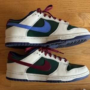 Men’s Nike Low Dunk Sneaker size 10